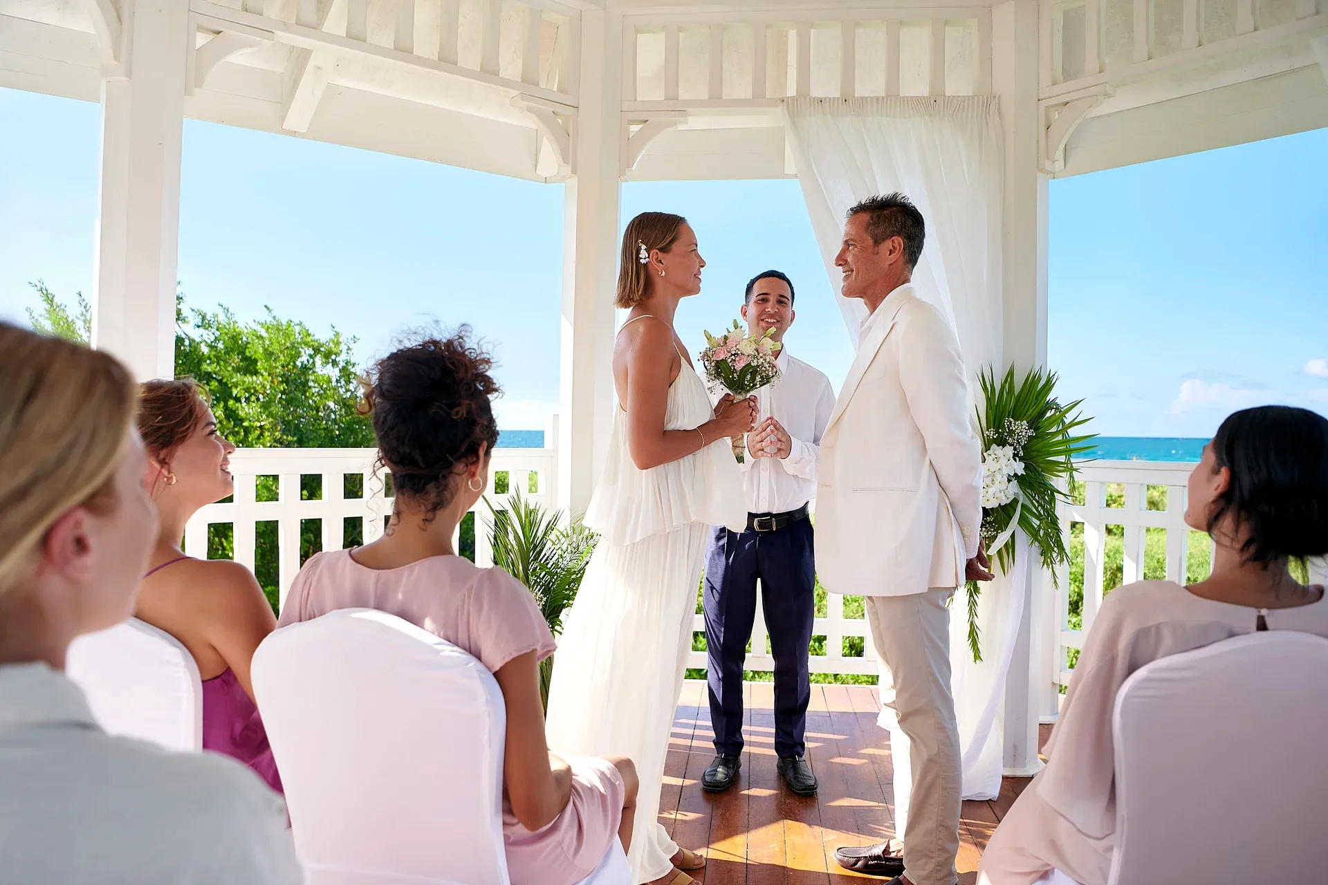 Rento hasta 2 habitaciones, por horas, por dias. Para cubanos y  extranjeros. Muy céntrico. Cerca de la Rampa, de todos los hospitales.  Climatizados, con aire y ventilador. Agua fría y caliente siempre,, image size:1920x1280